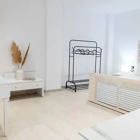Apartment 3 - Cozy Urban Retreat In The Heart Of