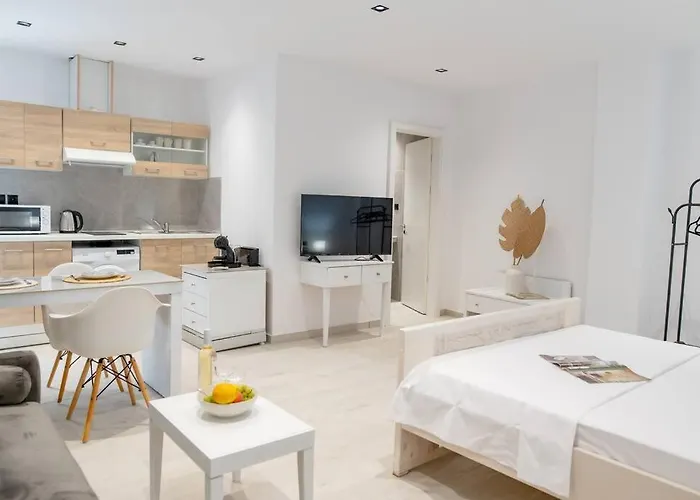 Homes 3 & 4 - Cozy Urban Retreats In The Heart Of *